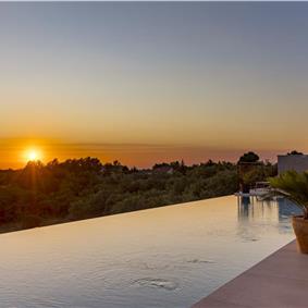 Luxury 4-Bedroom Villa with generous sized Infinity Pool near Buje, Istria. Sleeps 8